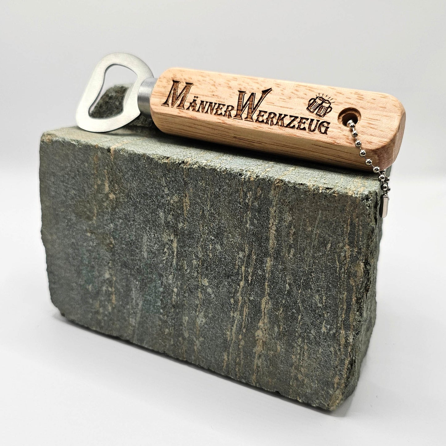 Flaschenöffner aus Holz mit humorvollen Gravuren