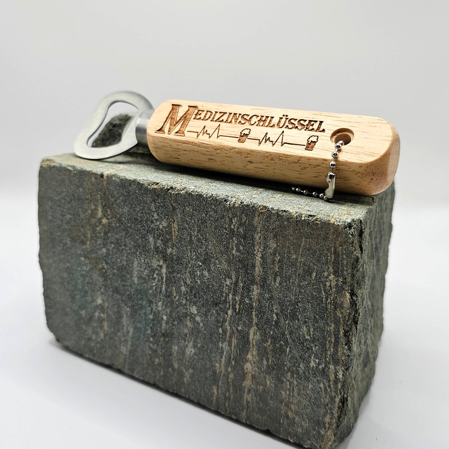 Flaschenöffner aus Holz mit humorvollen Gravuren