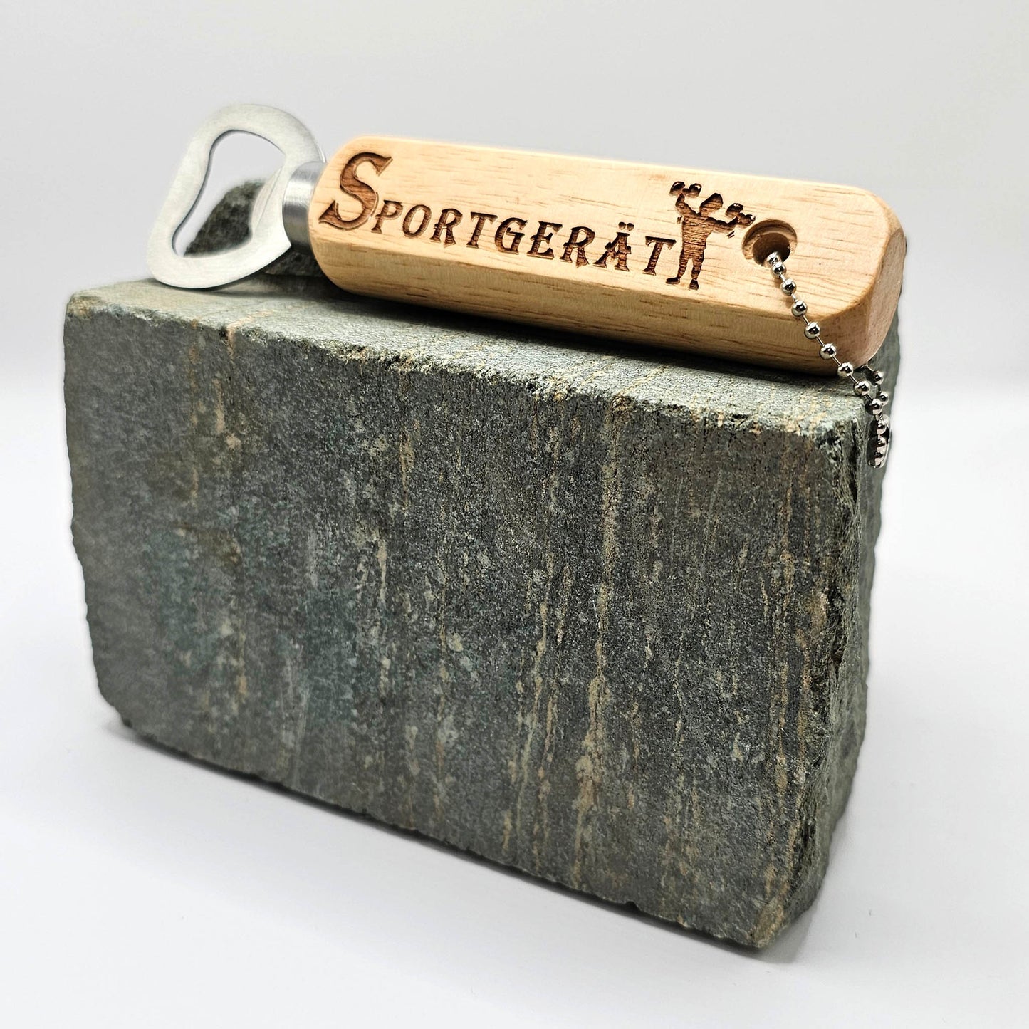 Flaschenöffner aus Holz mit humorvollen Gravuren
