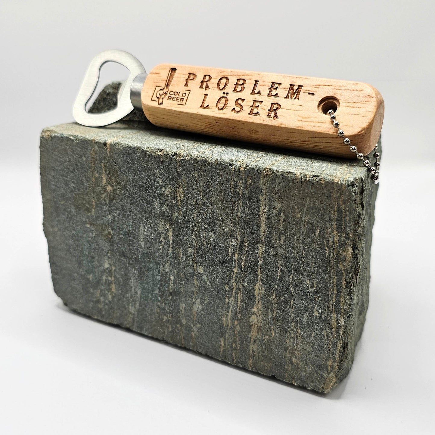 Flaschenöffner aus Holz mit humorvollen Gravuren