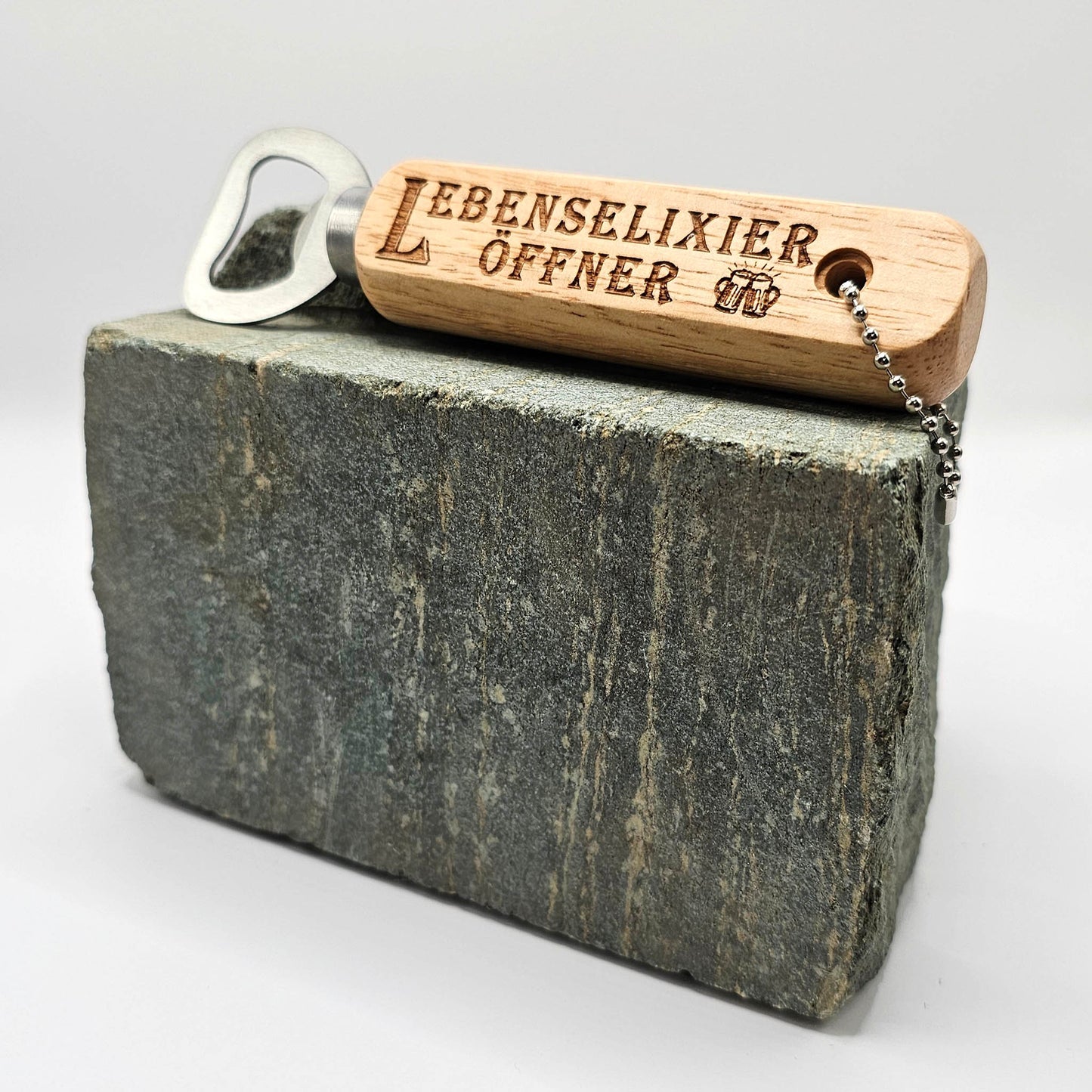 Flaschenöffner aus Holz mit humorvollen Gravuren