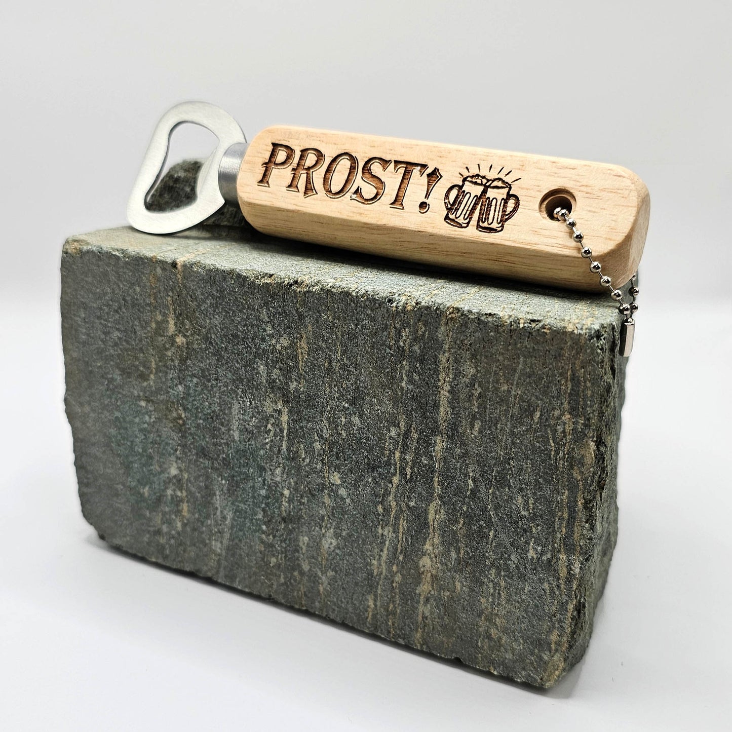 Flaschenöffner aus Holz mit humorvollen Gravuren